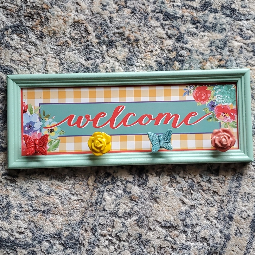 (Pioneer woman) wall hanger board